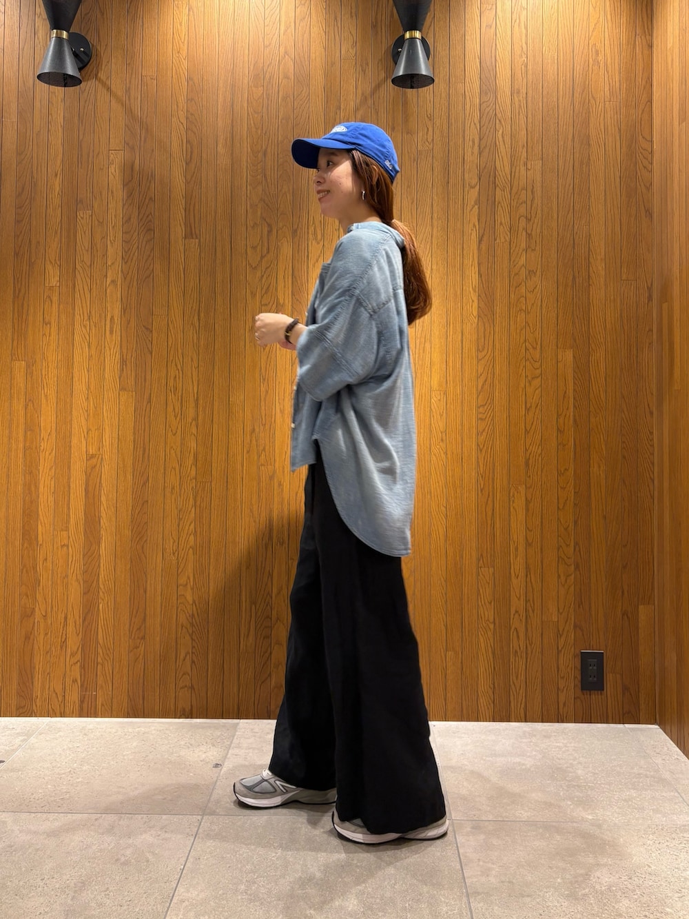 ブラック系のその他パンツ、その他のTシャツ/カットソー、ブルー系のシャツ/ブラウスを着用したレディースの夏コーディネートの2枚目の写真