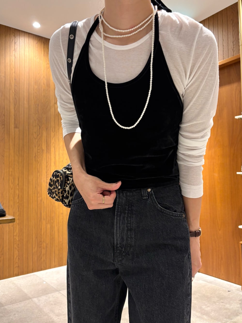 ブラック系のその他トップス、その他のハンドバッグ、ブラウン系のカチューシャを着用したレディースの夏コーディネートの7枚目の写真