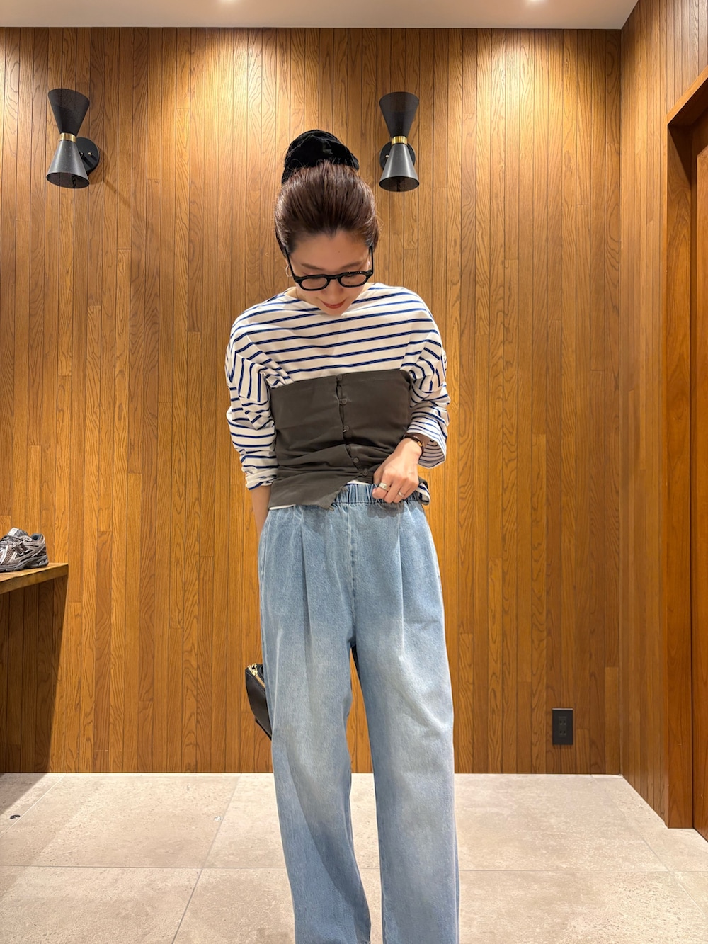 ブルー系のデニムパンツ、グレー系のスカート、ブルー系のTシャツ/カットソーを着用したレディースの春コーディネートの8枚目の写真