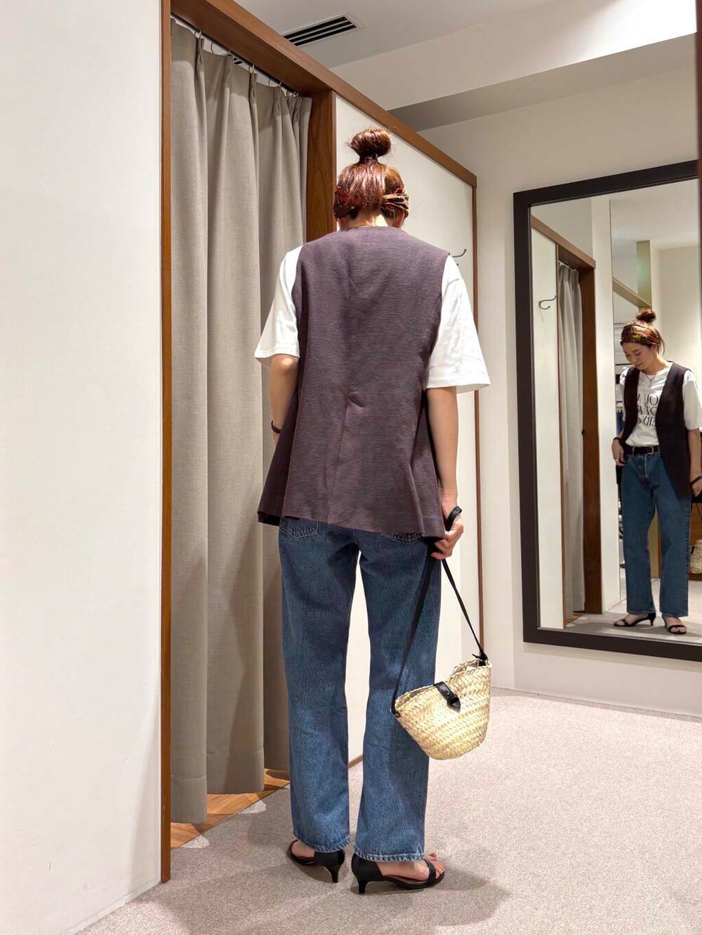 その他のTシャツ/カットソー、ブルー系のデニムパンツ、ブラウン系のベストを着用したレディースの夏コーディネートの4枚目の写真