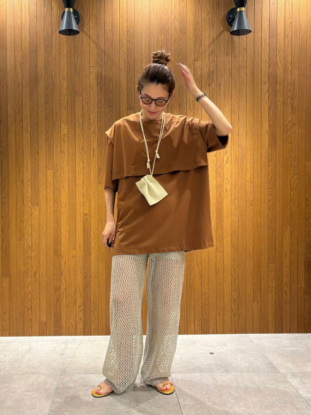 グレー系のその他パンツ、イエロー系のTシャツ/カットソーを着用したレディースの夏コーディネートの4枚目の写真