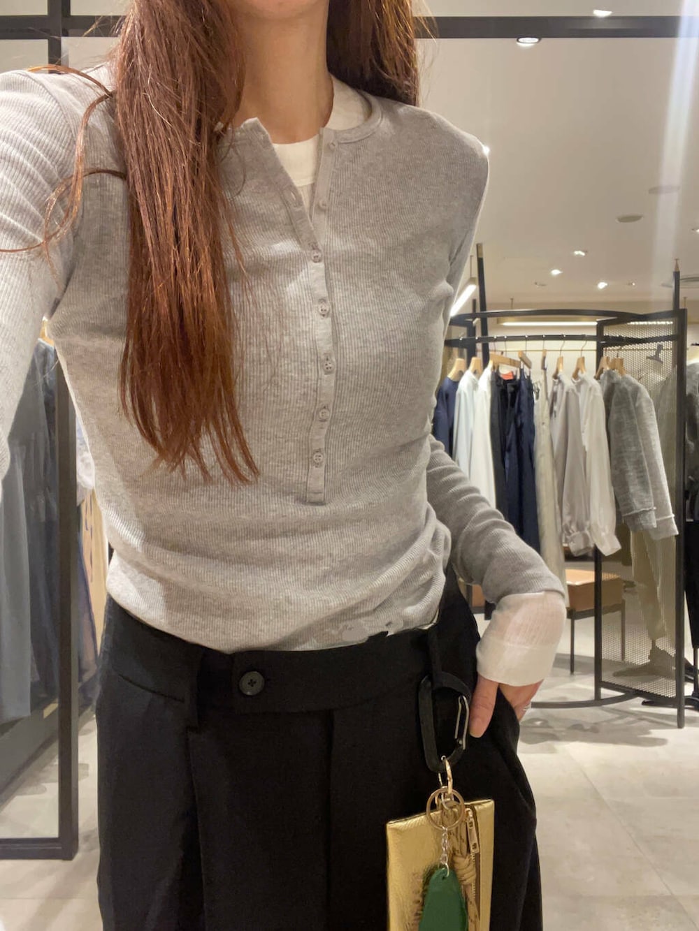 ブラック系のその他パンツ、ホワイト系のTシャツ/カットソー、グレー系のTシャツ/カットソーを着用したレディースの冬コーディネートの5枚目の写真