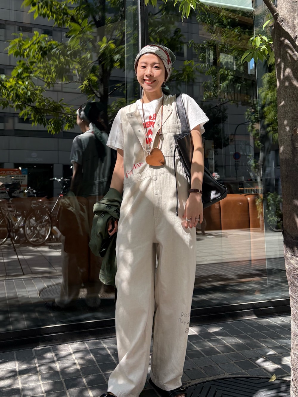 ベージュ系のその他パンツ、その他のTシャツ/カットソー、ブラック系のトートバッグを着用したレディースの春コーディネートの6枚目の写真