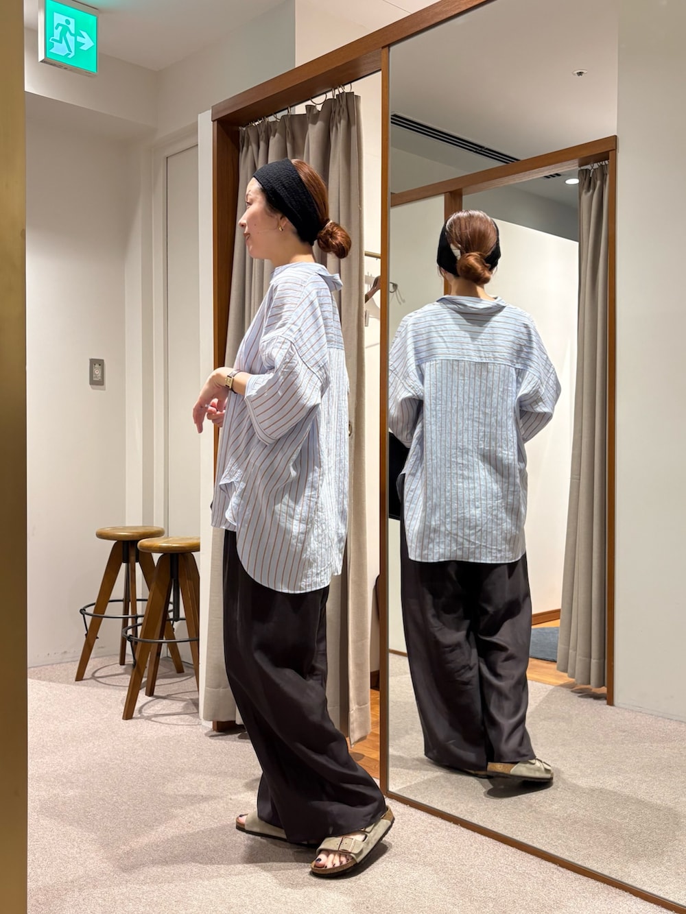 ブラウン系のシャツ/ブラウス、ベージュ系のサンダル、グレー系のその他パンツを着用したレディースの夏コーディネートの2枚目の写真