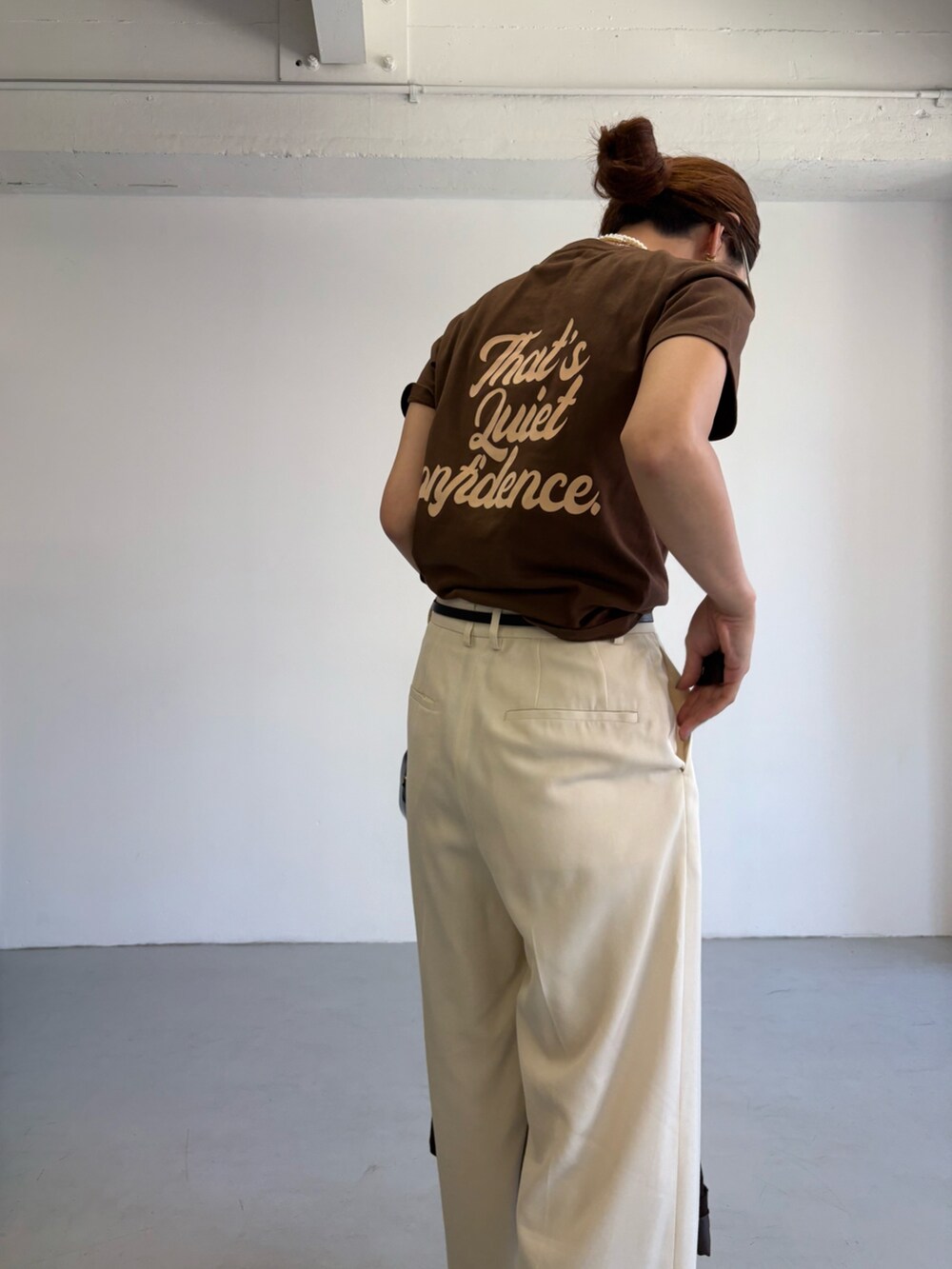 ブラウン系のその他アウター、ブラウン系のTシャツ/カットソー、ブラック系のショルダーバッグを着用したレディースの秋コーディネートの8枚目の写真