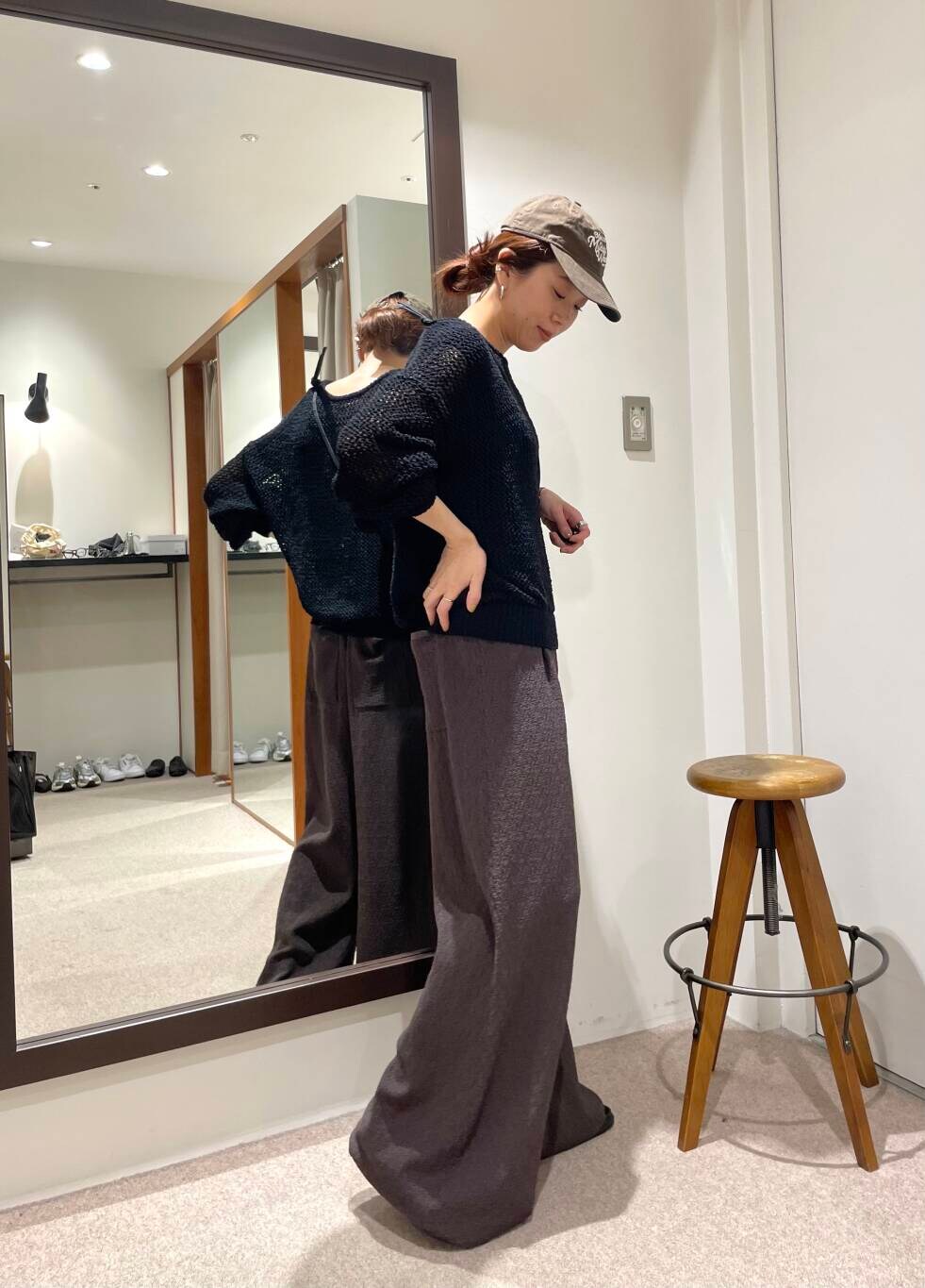 ブラック系のサンダル、ブラウン系のサロペット/オーバーオール、ブラック系のニット/セーターを着用したレディースの春コーディネートの2枚目の写真