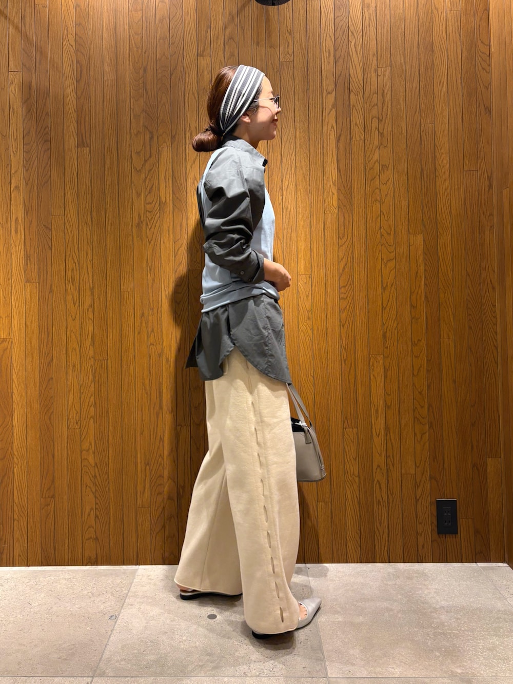 ブルー系のTシャツ/カットソー、グレー系のシャツ/ブラウス、ホワイト系のその他パンツを着用したレディースの冬コーディネートの2枚目の写真