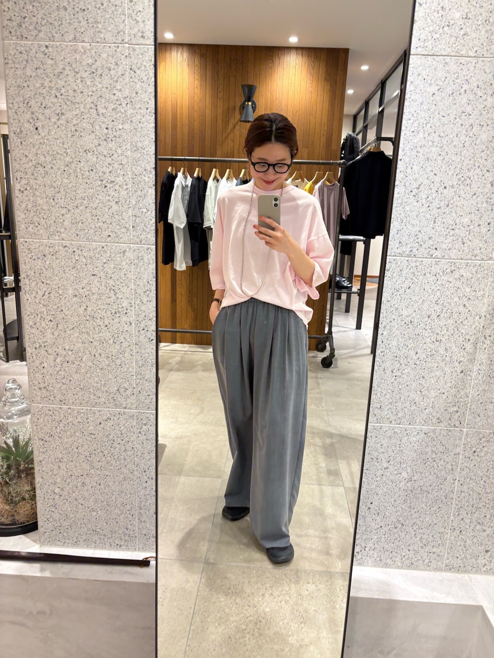 ピンク系のTシャツ/カットソー、グレー系のその他パンツ、ブラック系のスニーカーを着用したレディースの春コーディネートの8枚目の写真