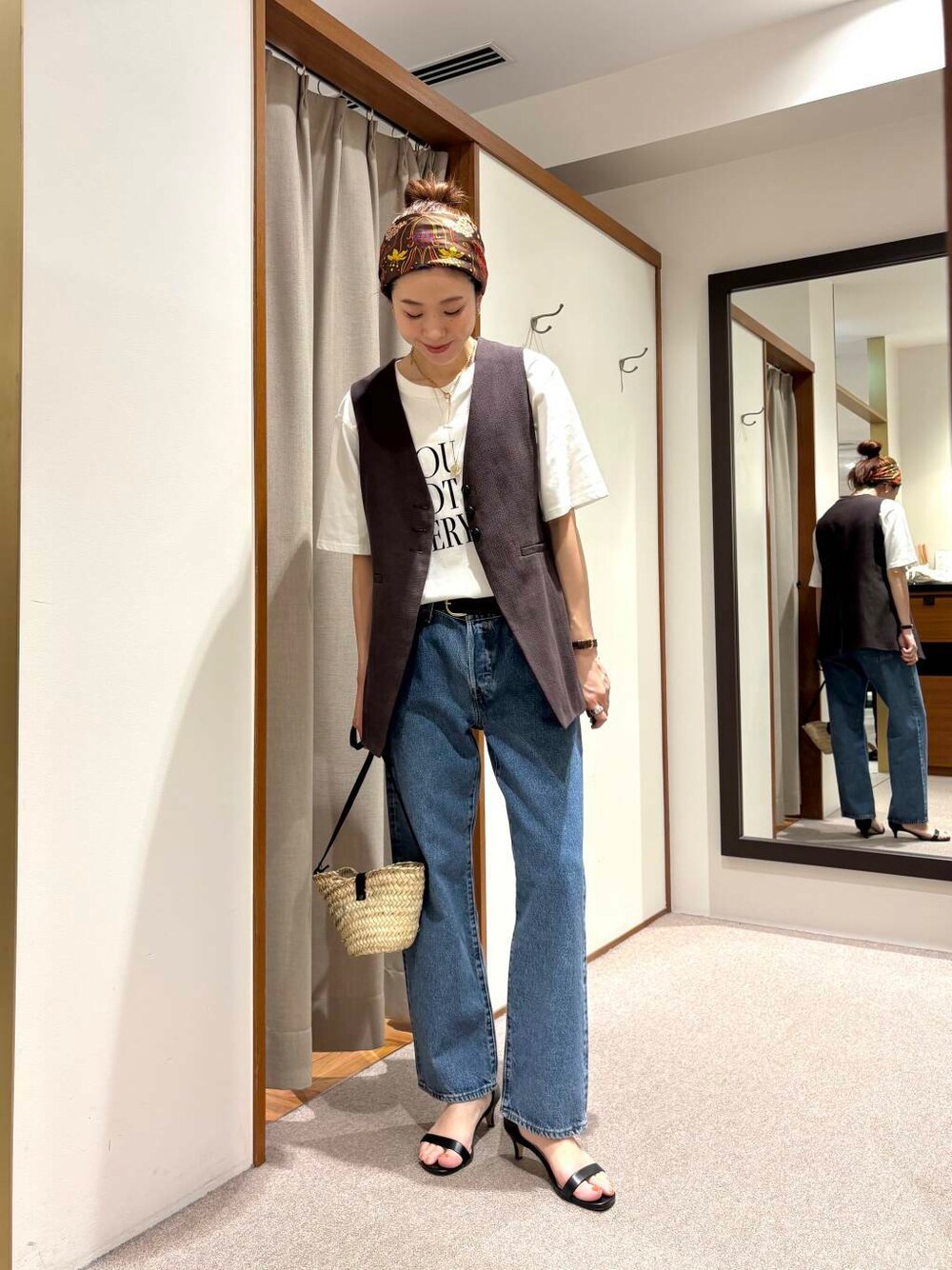 その他のTシャツ/カットソー、ブルー系のデニムパンツ、ブラウン系のベストを着用したレディースの夏コーディネートの6枚目の写真