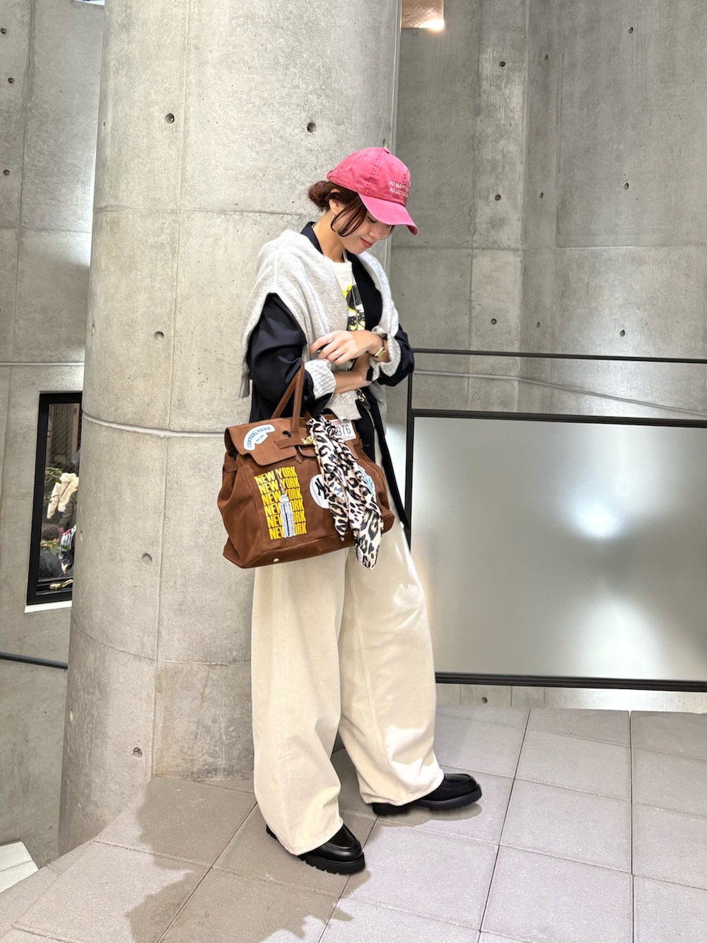 ブラック系のローファー、ホワイト系のその他パンツ、ホワイト系のその他パンツを着用したレディースの秋コーディネートの2枚目の写真