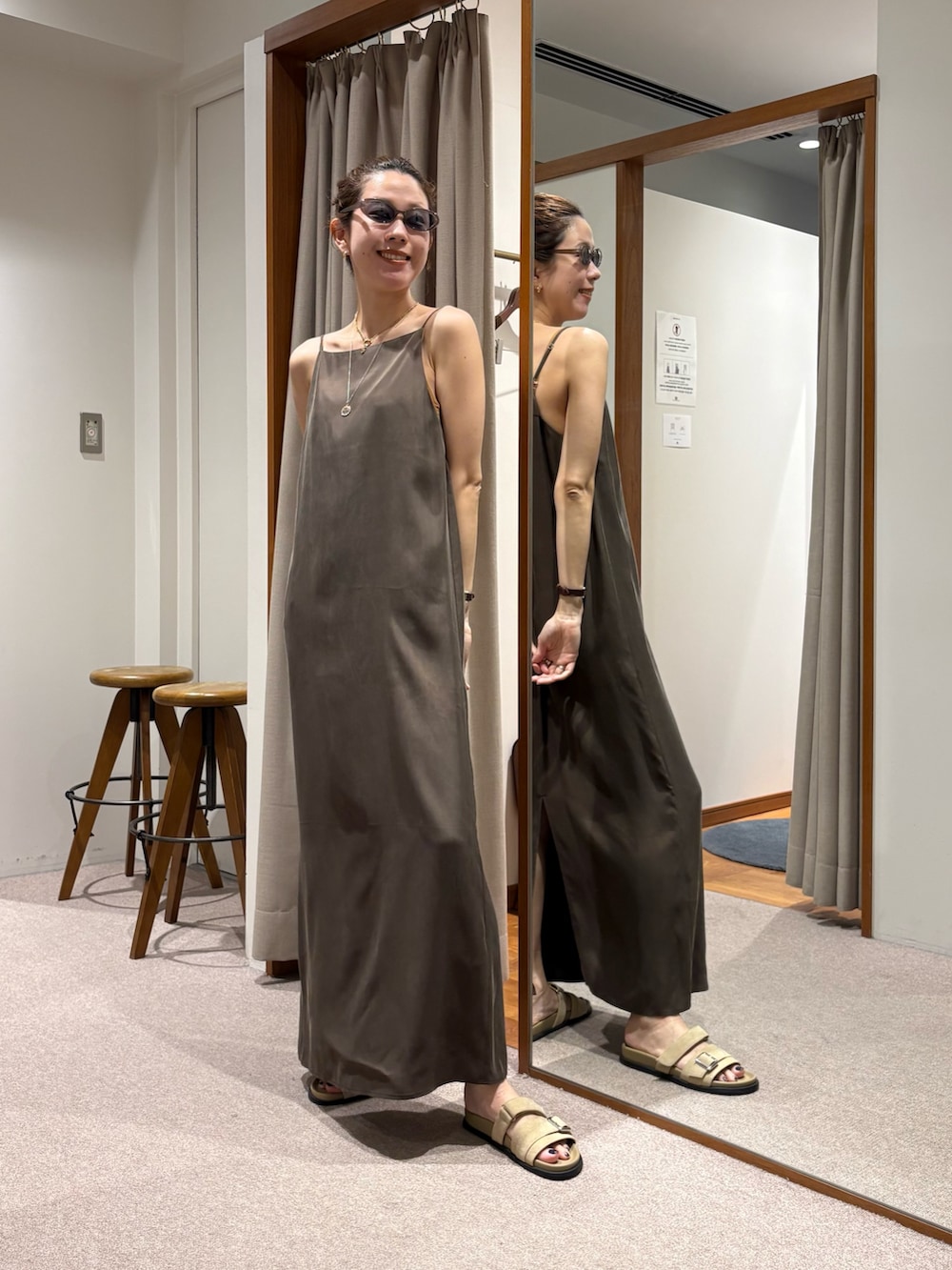 ブラウン系のワンピース、ブラウン系のシャツ/ブラウス、ベージュ系のサンダルを着用したレディースの夏コーディネートの4枚目の写真