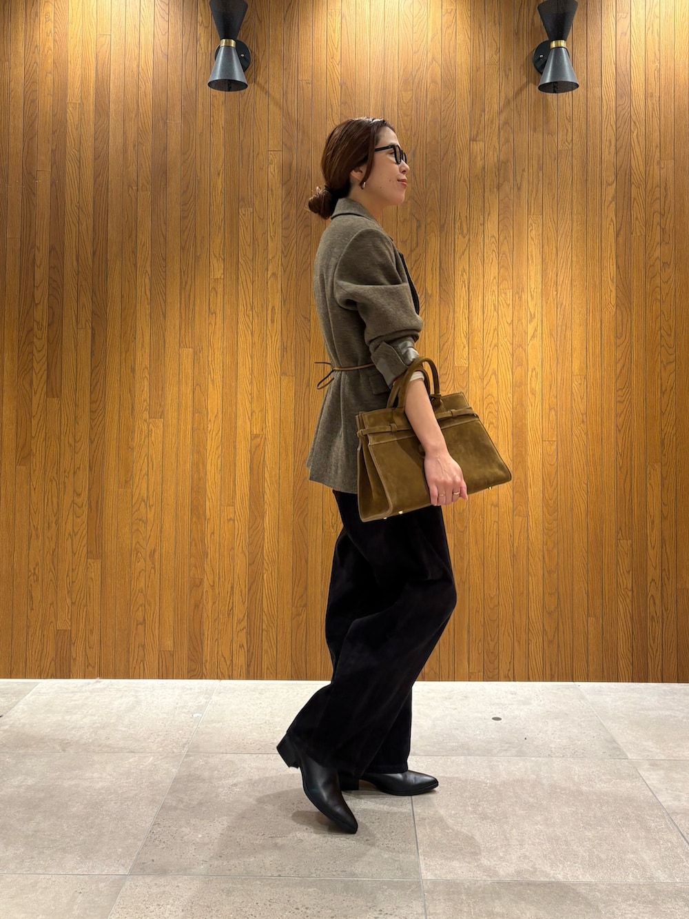 グレー系のその他アウター、グレー系のその他パンツ、ベージュ系のブーツを着用したレディースの秋コーディネートの2枚目の写真