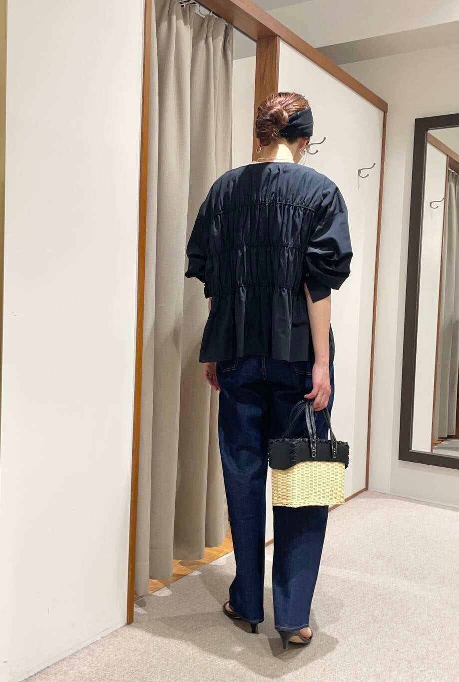 ブラウン系のその他アウター、その他のTシャツ/カットソー、ブラック系のシャツ/ブラウスを着用したレディースの春コーディネートの4枚目の写真