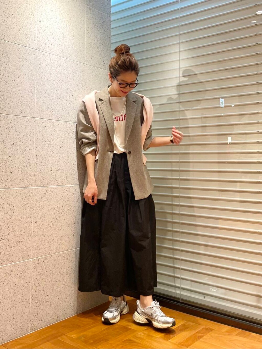 ベージュ系のその他アウター、ブラック系のスカート、ピンク系のチュニックを着用したレディースの冬コーディネートの2枚目の写真