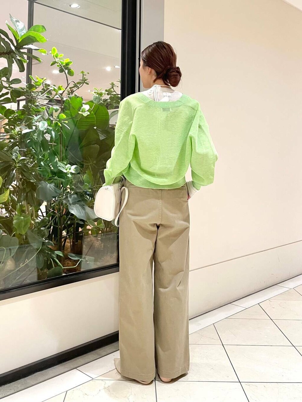 ホワイト系のボストンバッグ、ベージュ系のその他パンツ、ホワイト系のキャミソールを着用したレディースの冬コーディネートの5枚目の写真