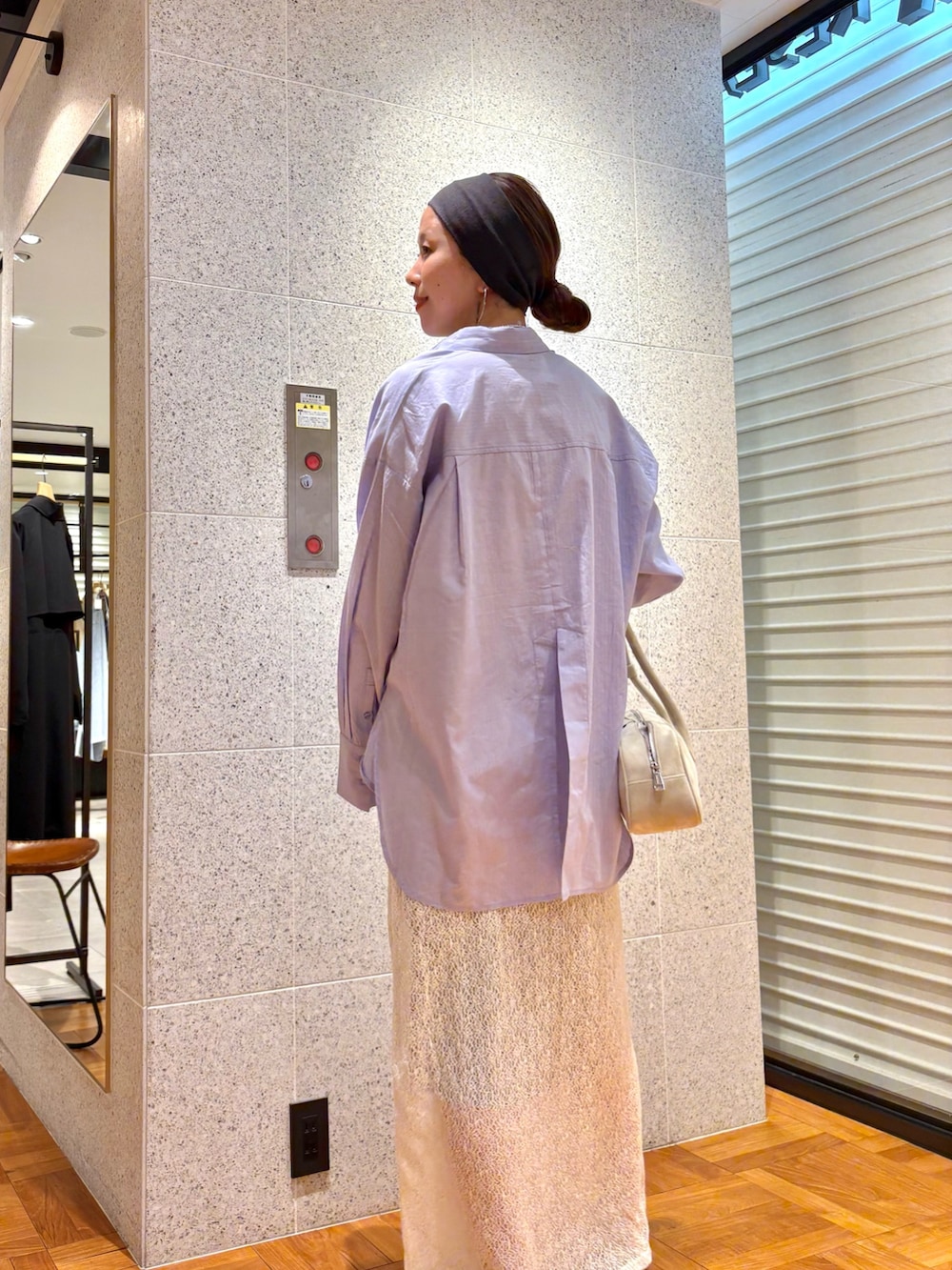 その他のシャツ/ブラウス、ホワイト系のスカート、ブルー系のデニムジャケットを着用したレディースの冬コーディネートの8枚目の写真