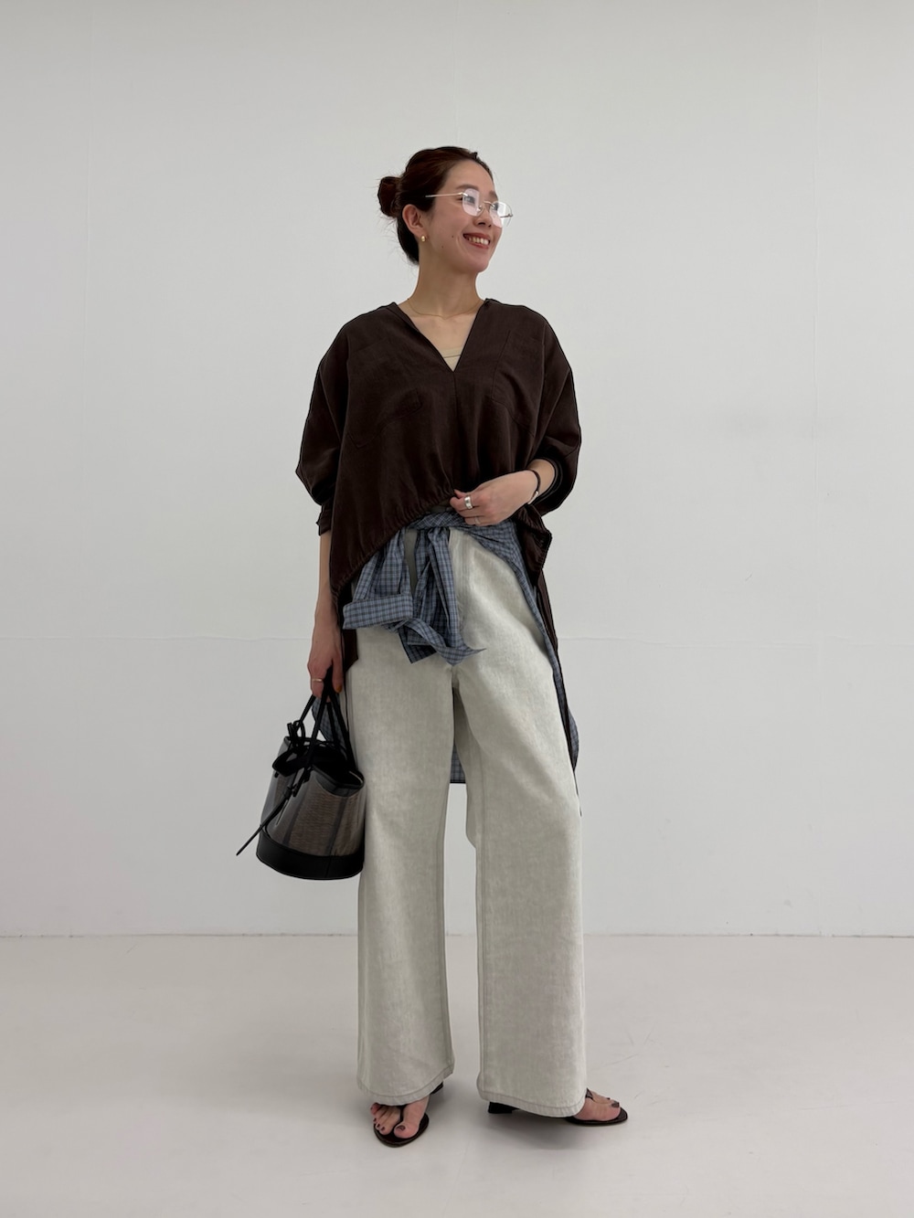 ブラウン系のシャツ/ブラウス、グレー系のデニムパンツ、ブルー系のシャツ/ブラウスを着用したレディースの春コーディネートの5枚目の写真