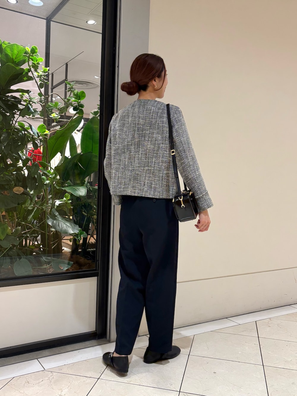 ブラック系のノーカラージャケット、ブルー系のその他パンツ、ブラック系のバレエシューズを着用したレディースの冬コーディネートの3枚目の写真