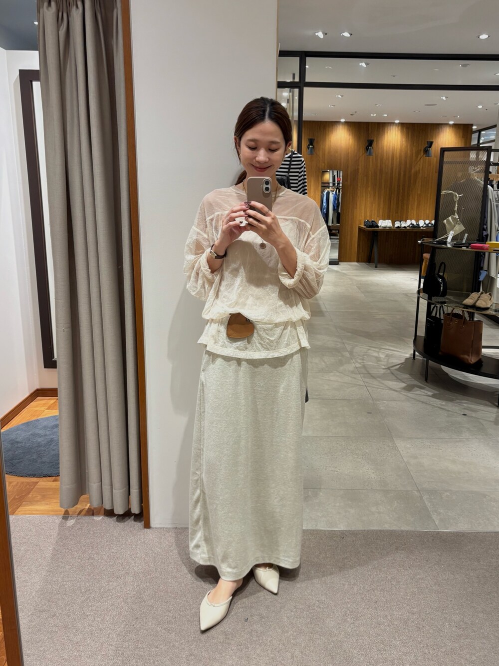 グレー系のスカート、ブラウン系のその他アウターを着用したレディースの夏コーディネートの4枚目の写真