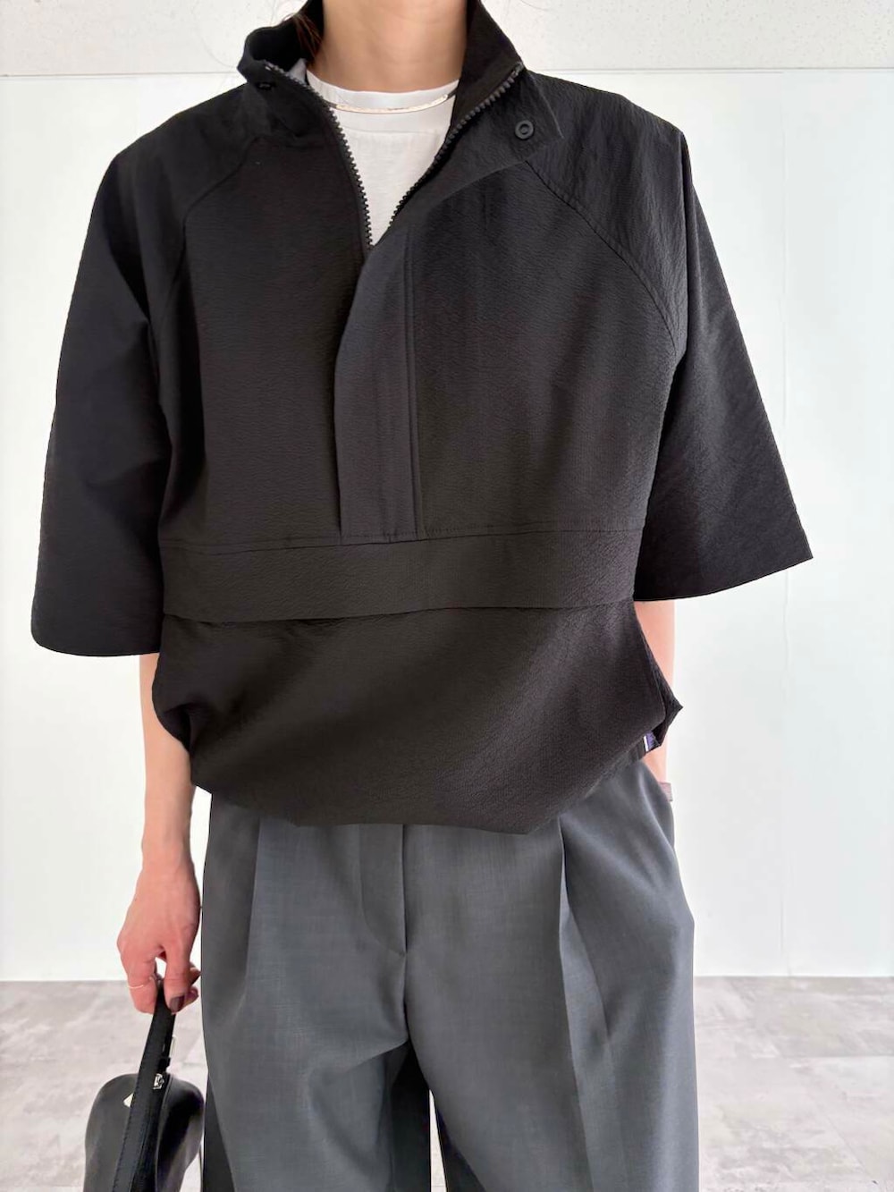 グレー系のその他パンツ、ブラック系のTシャツ/カットソー、ブラック系のショルダーバッグを着用したレディースの夏コーディネートの5枚目の写真