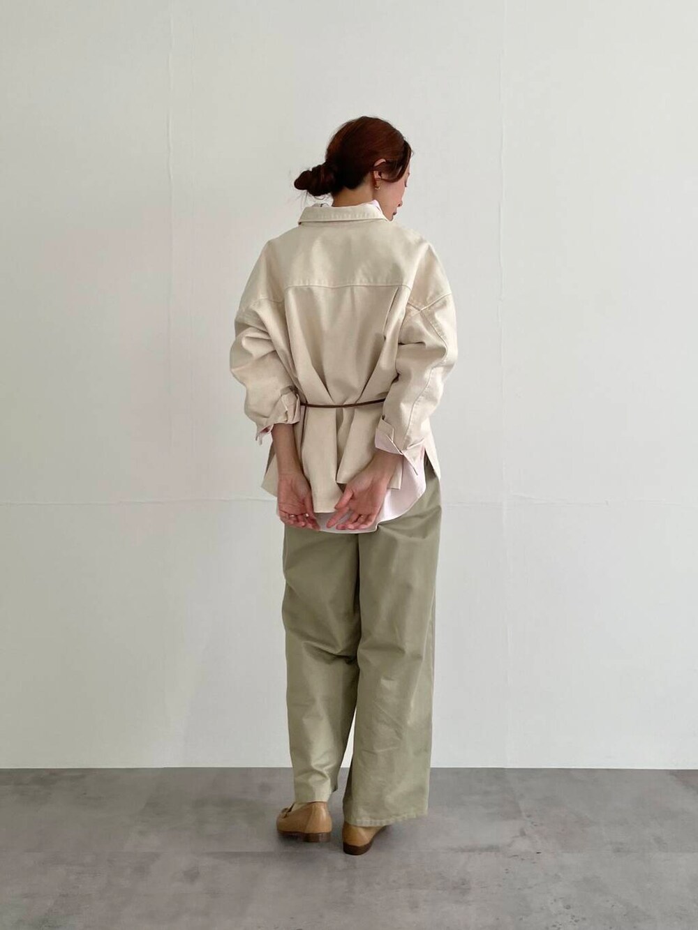 ベージュ系のその他パンツ、ピンク系のシャツ/ブラウス、ホワイト系のシャツ/ブラウスを着用したレディースの冬コーディネートの5枚目の写真