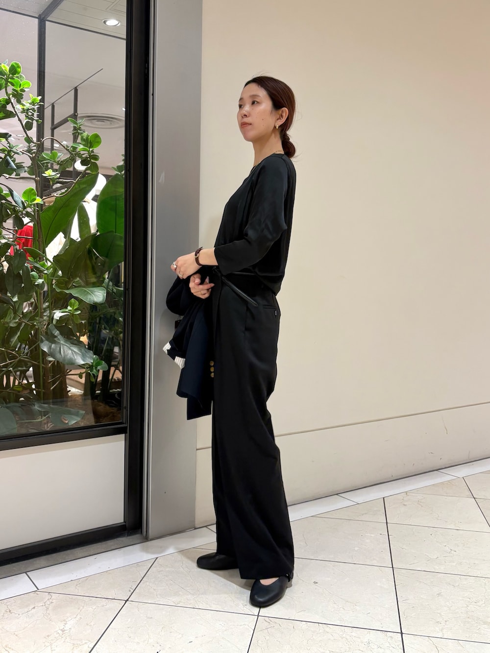 ブラック系のシャツ/ブラウス、ブラック系のその他パンツ、ブルー系のその他アウターを着用したレディースの冬コーディネートの6枚目の写真