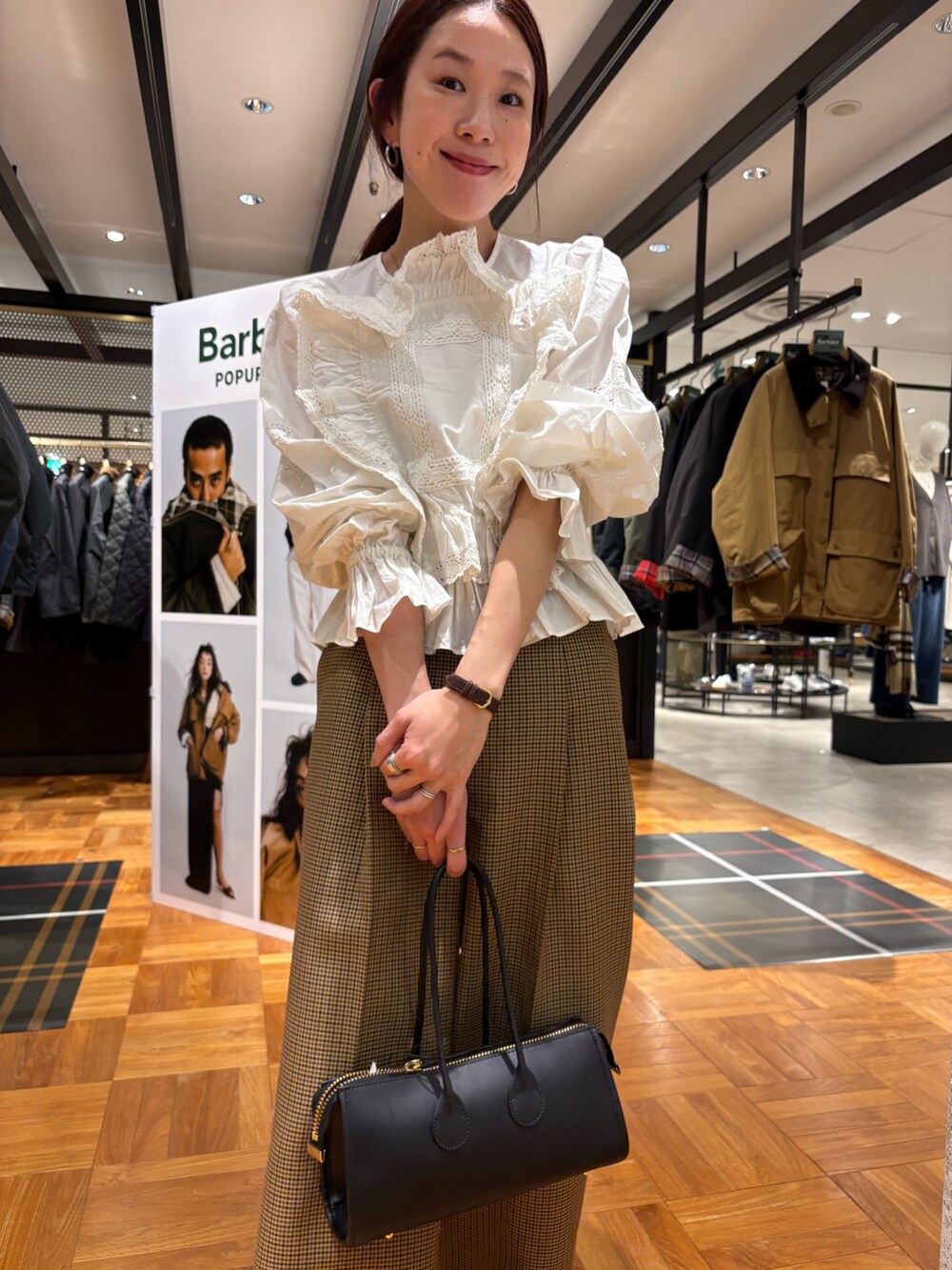 ホワイト系のシャツ/ブラウス、ブラック系のローファー、イエロー系のその他パンツを着用したレディースの秋コーディネートの9枚目の写真