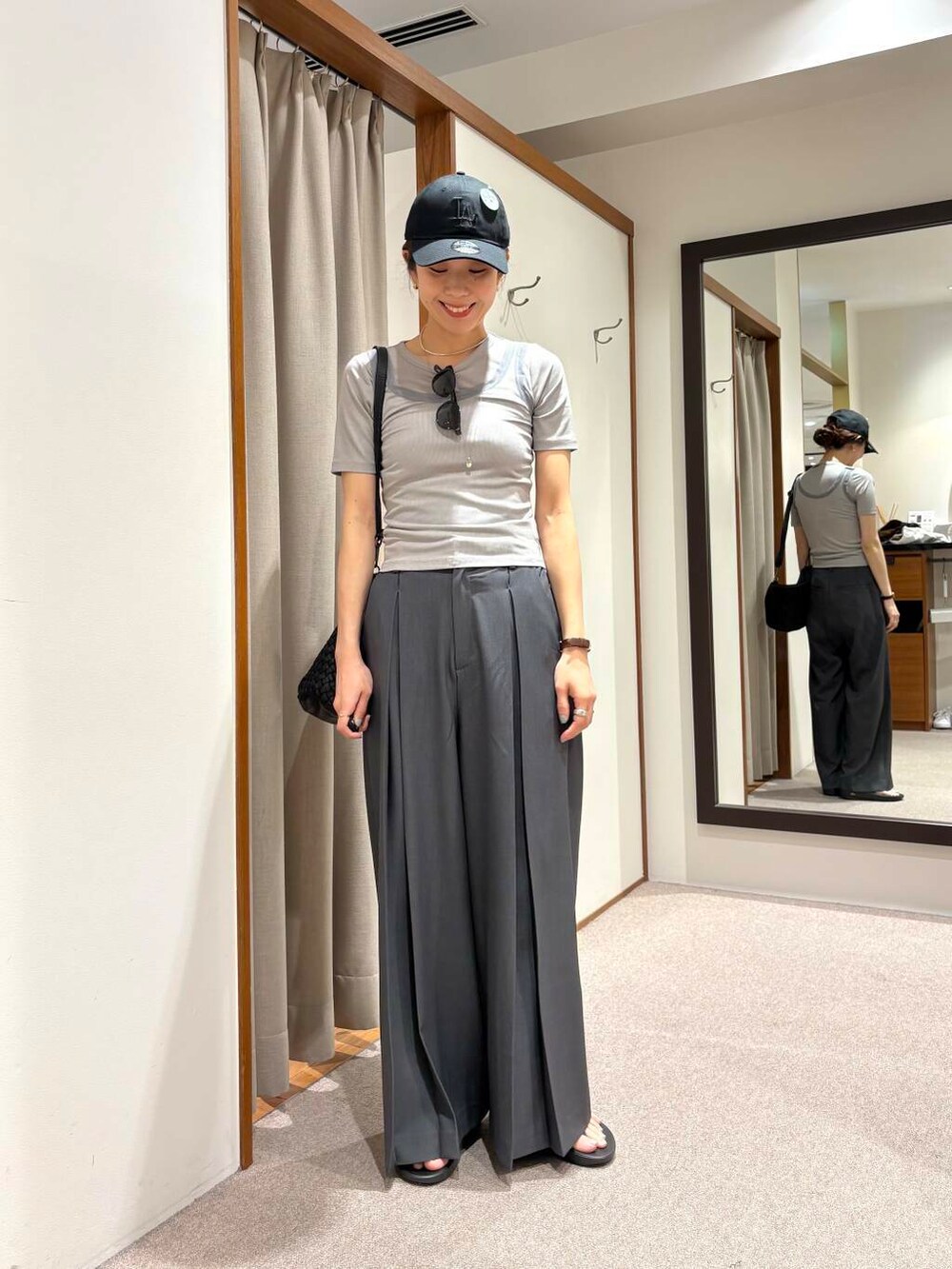 グレー系のその他パンツ、ブラック系のサンダル、ブラック系のトートバッグを着用したレディースの春コーディネートの2枚目の写真