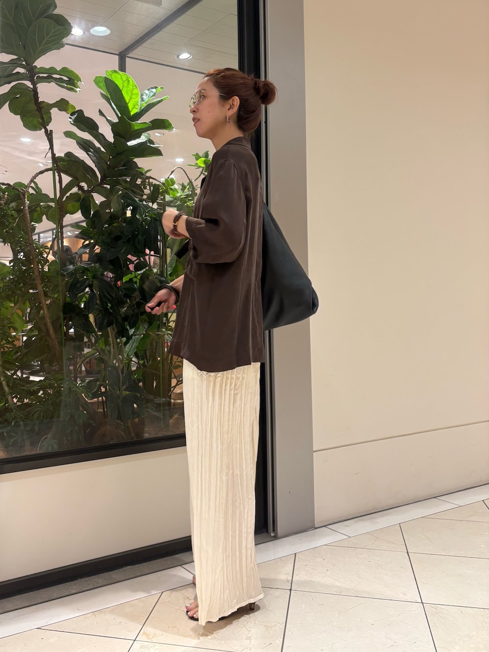 ブラウン系のシャツ/ブラウス、ホワイト系のその他パンツ、ブラウン系のサンダルを着用したレディースの夏コーディネートの2枚目の写真