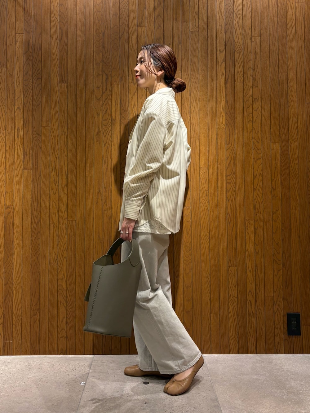 その他のシャツ/ブラウス、ホワイト系のシャツ/ブラウス、グレー系のデニムパンツを着用したレディースの冬コーディネートの2枚目の写真