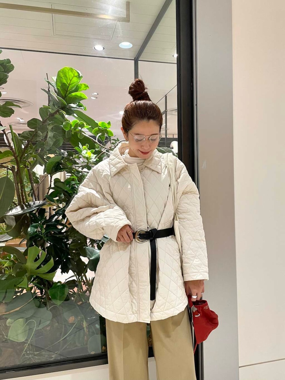 ホワイト系のTシャツ/カットソー、ホワイト系のトートバッグ、イエロー系のその他パンツを着用したレディースの秋コーディネートの6枚目の写真