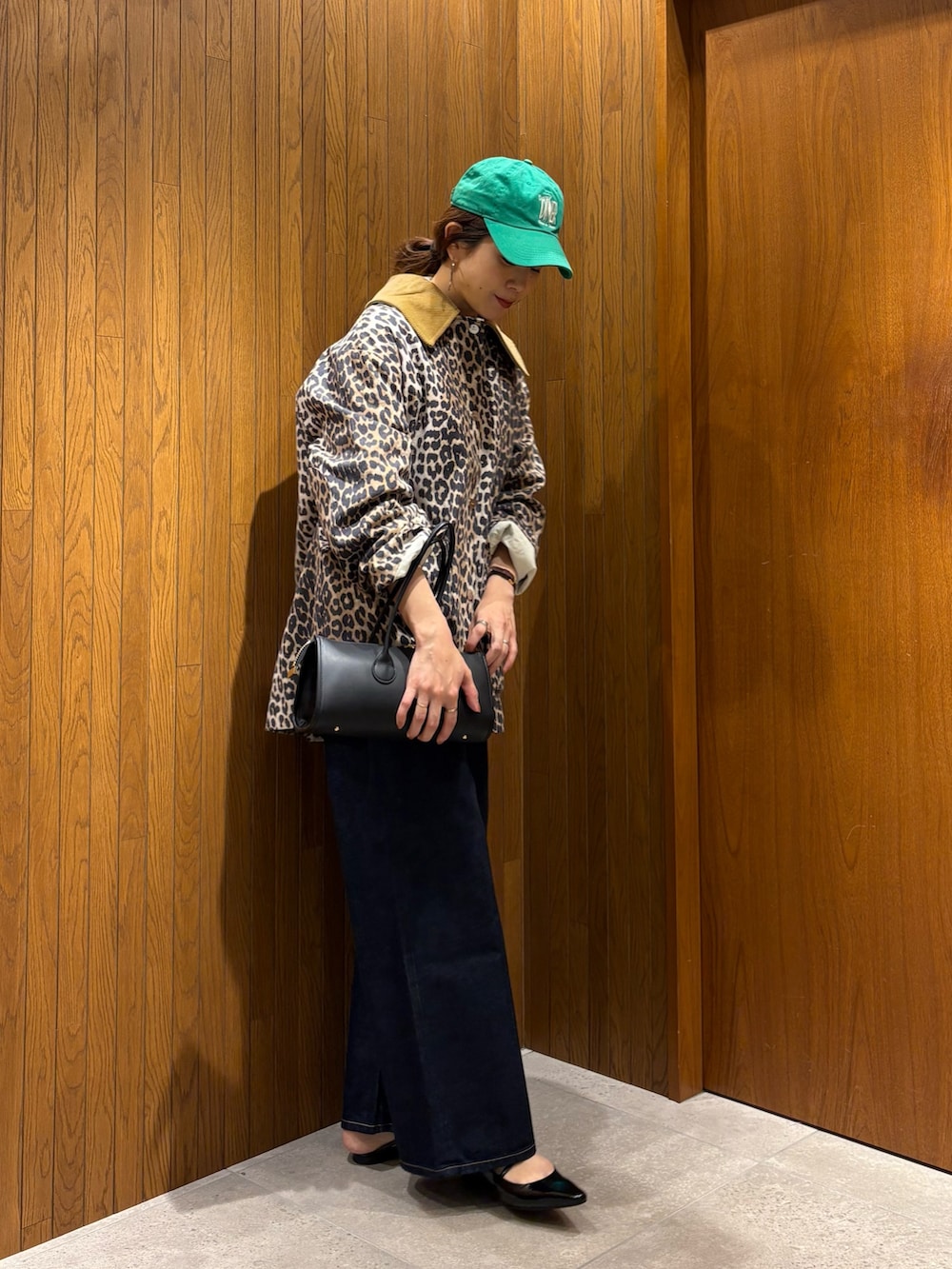 その他のテーラードジャケット、ブルー系のデニムパンツ、ブラック系のパンプスを着用したレディースの冬コーディネートの4枚目の写真