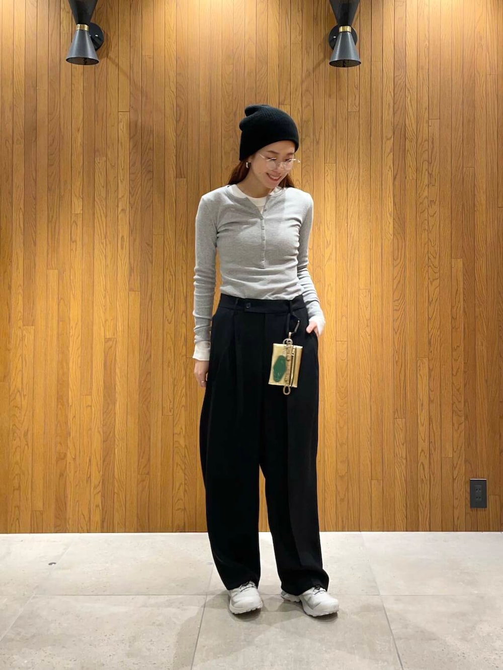 ブラック系のその他パンツ、ホワイト系のTシャツ/カットソー、グレー系のTシャツ/カットソーを着用したレディースの冬コーディネートの4枚目の写真