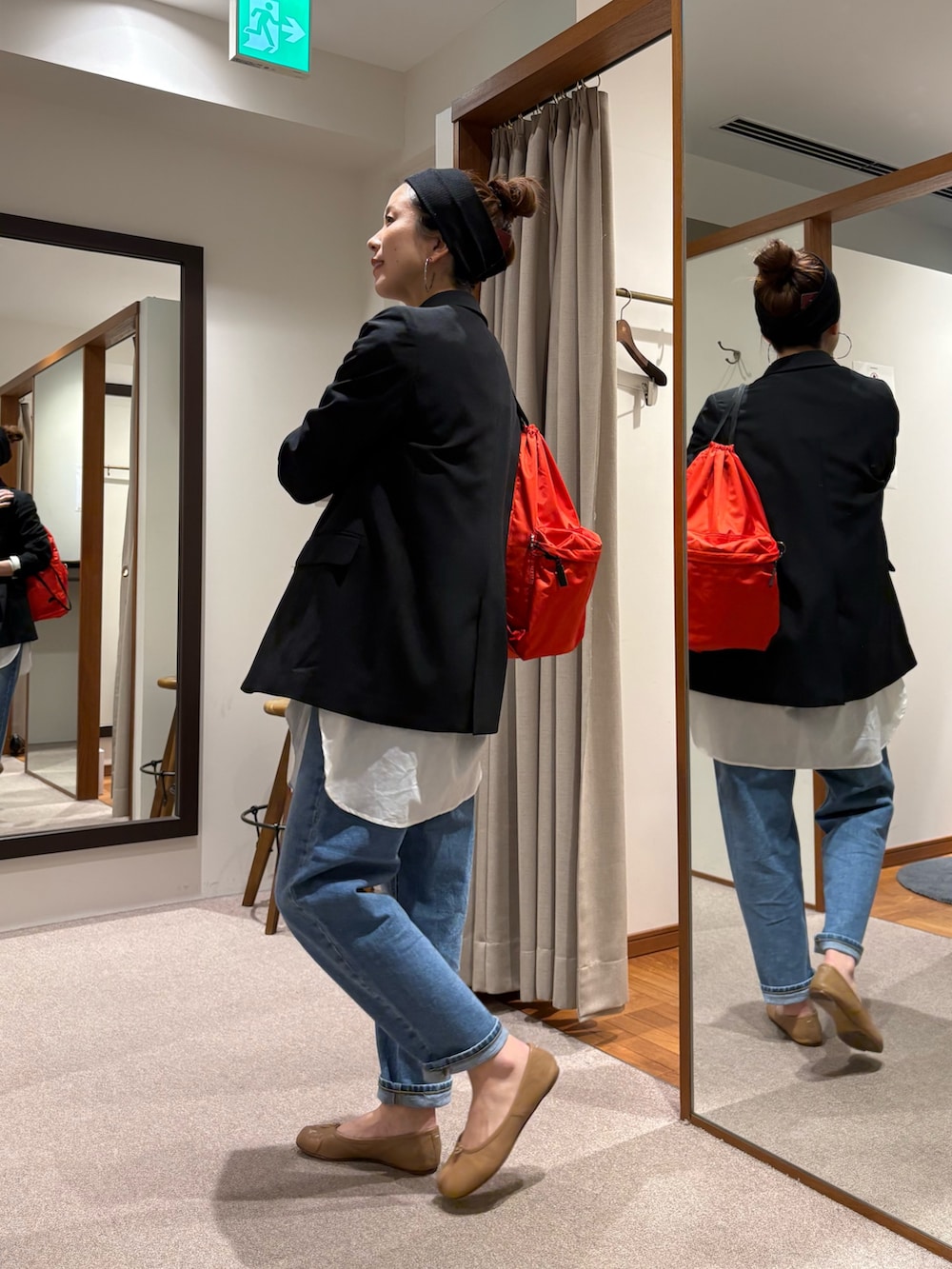 ブラック系のその他アウター、ブルー系のデニムパンツ、その他のTシャツ/カットソーを着用したレディースの春コーディネートの2枚目の写真