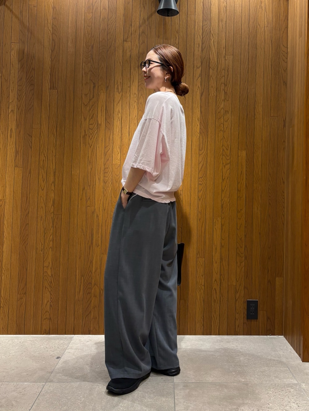 ピンク系のTシャツ/カットソー、グレー系のその他パンツ、ブラック系のスニーカーを着用したレディースの春コーディネートの2枚目の写真