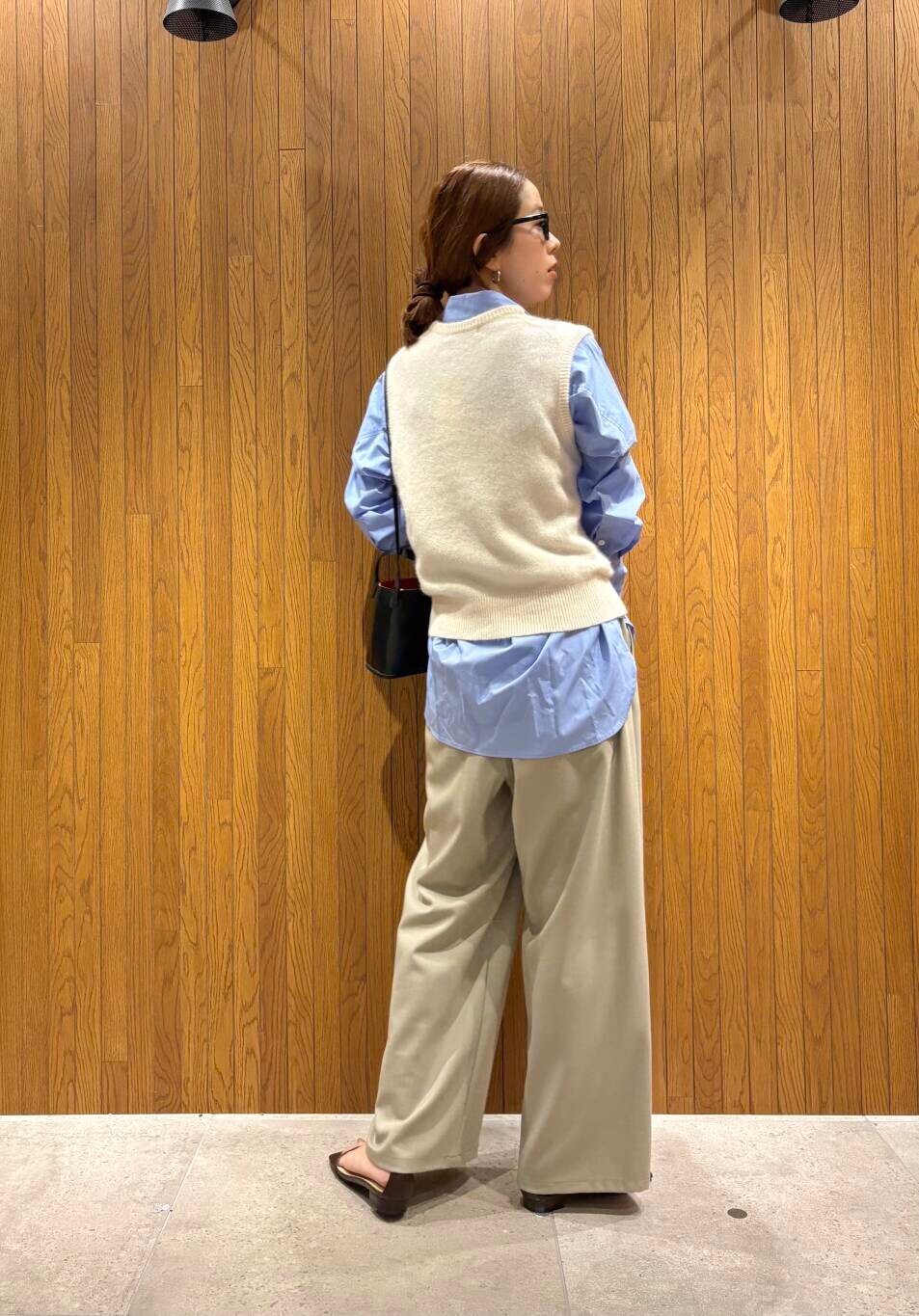 ベージュ系のその他パンツ、ブルー系のシャツ/ブラウス、ブラック系のショルダーバッグを着用したレディースの夏コーディネートの5枚目の写真