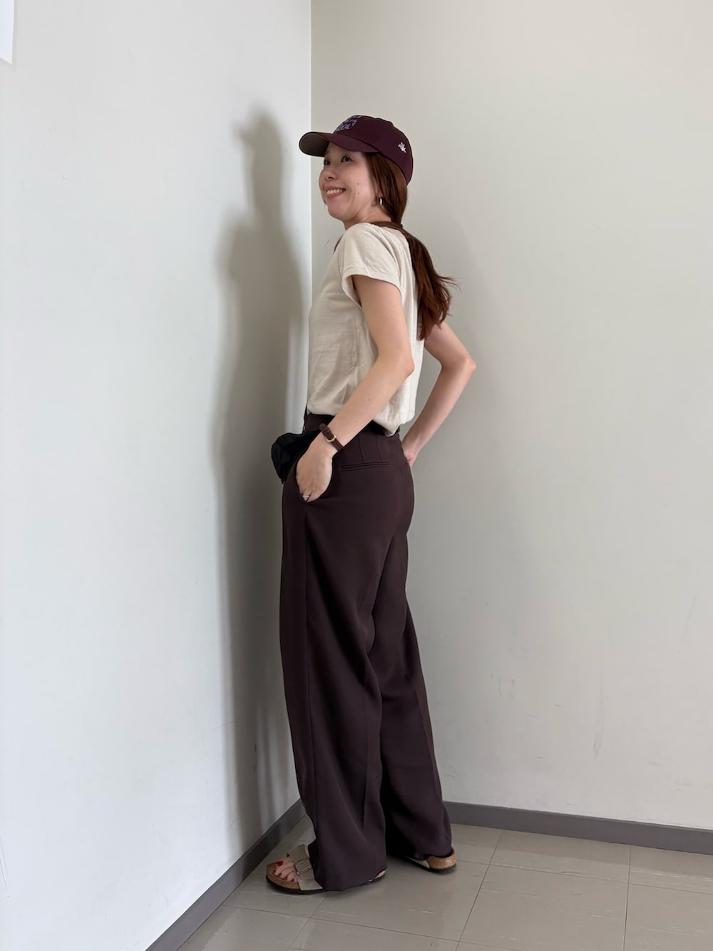 その他のTシャツ/カットソー、ブラウン系のその他パンツ、ベージュ系のサンダルを着用したレディースの春コーディネートの2枚目の写真