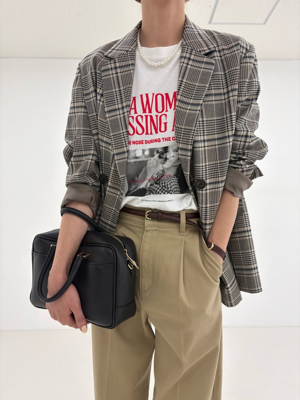 ブラック系のローファー、ホワイト系のTシャツ/カットソー、ベージュ系のその他パンツを着用したレディースの秋コーディネートの8枚目の写真