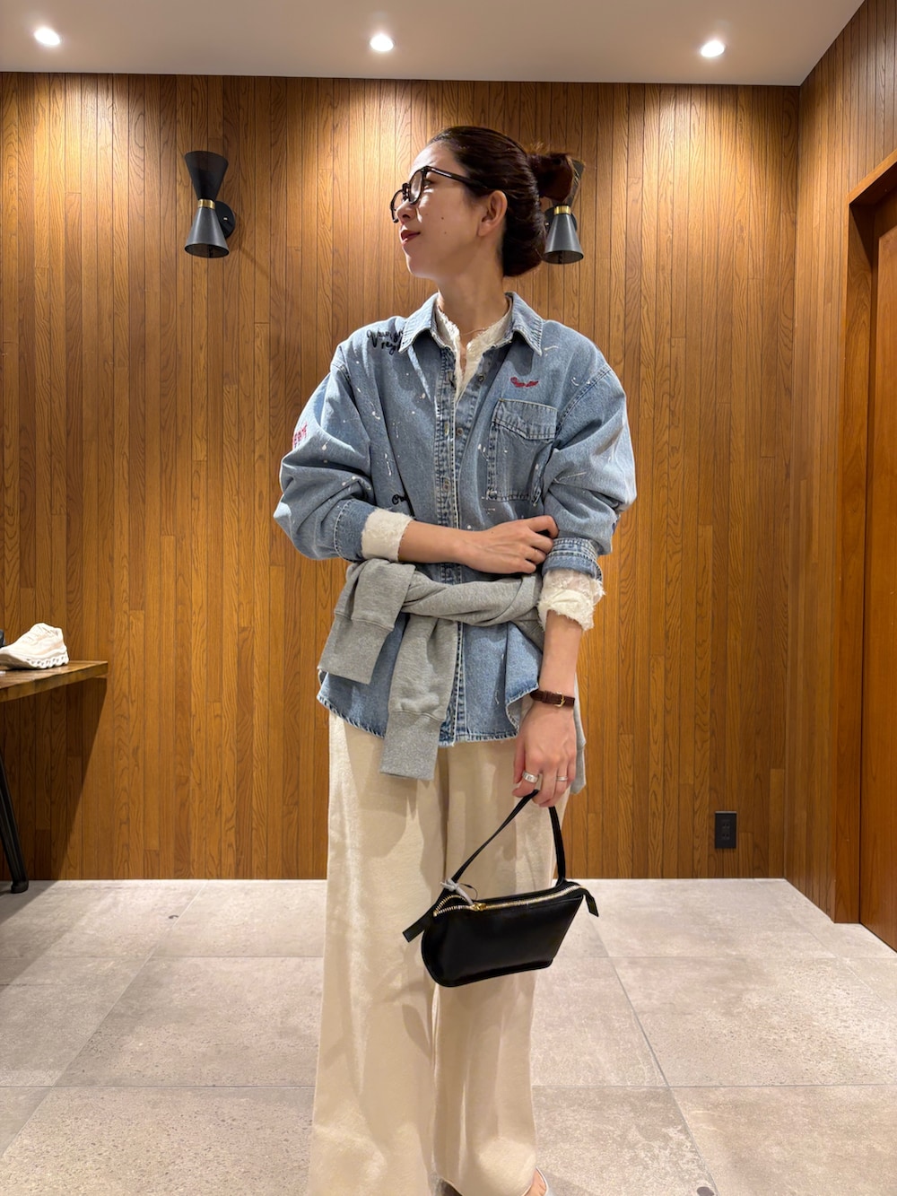 ブルー系のシャツ/ブラウス、ホワイト系のシャツ/ブラウス、ホワイト系のその他パンツを着用したレディースの冬コーディネートの7枚目の写真