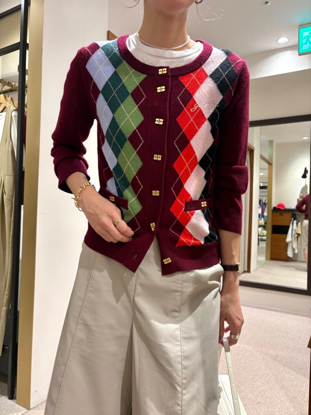 グレー系のその他パンツ、ベージュ系のパンプス、ホワイト系のショルダーバッグを着用したレディースの夏コーディネートの6枚目の写真