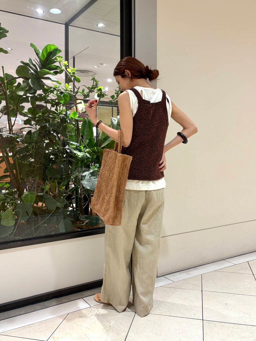 ブラウン系のキャミソール、ベージュ系のその他パンツ、ホワイト系のタンクトップを着用したレディースの夏コーディネートの4枚目の写真