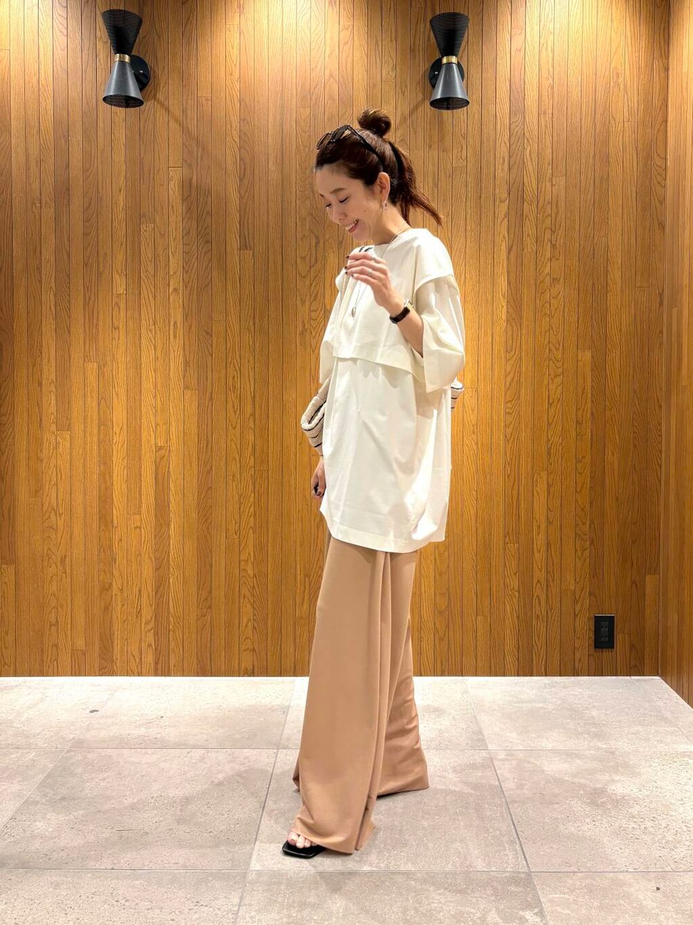 ホワイト系のTシャツ/カットソー、イエロー系のその他パンツ、シルバー系のネックレスを着用したレディースの夏コーディネートの5枚目の写真
