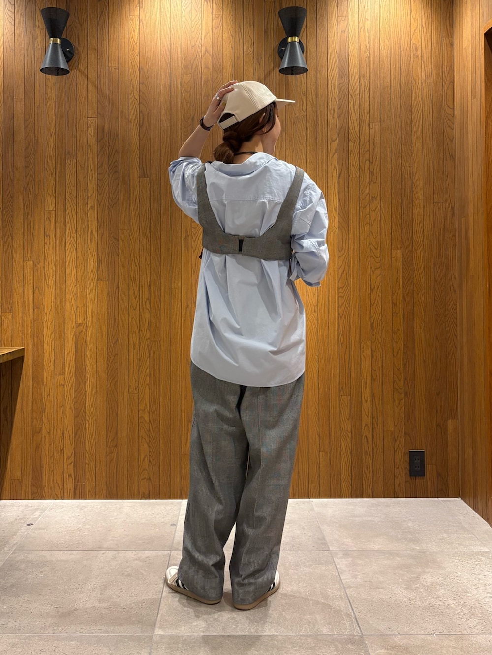 ホワイト系のスニーカー、ブルー系のシャツ/ブラウス、ベージュ系のトレンチコートを着用したレディースの春コーディネートの7枚目の写真