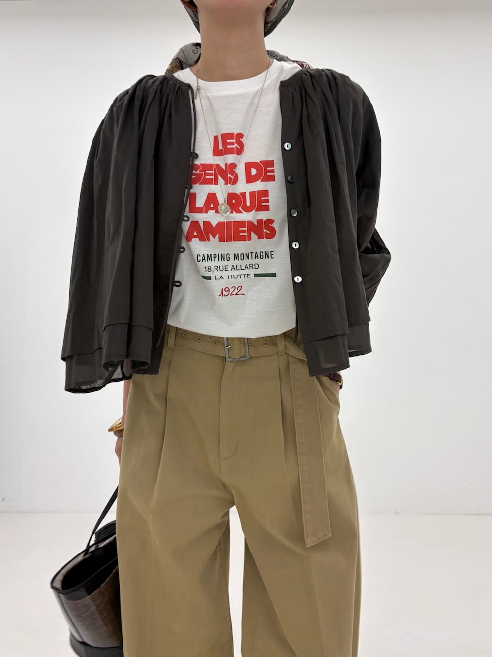 ベージュ系のその他パンツ、ブラウン系のシャツ/ブラウスを着用したレディースの春コーディネートの7枚目の写真