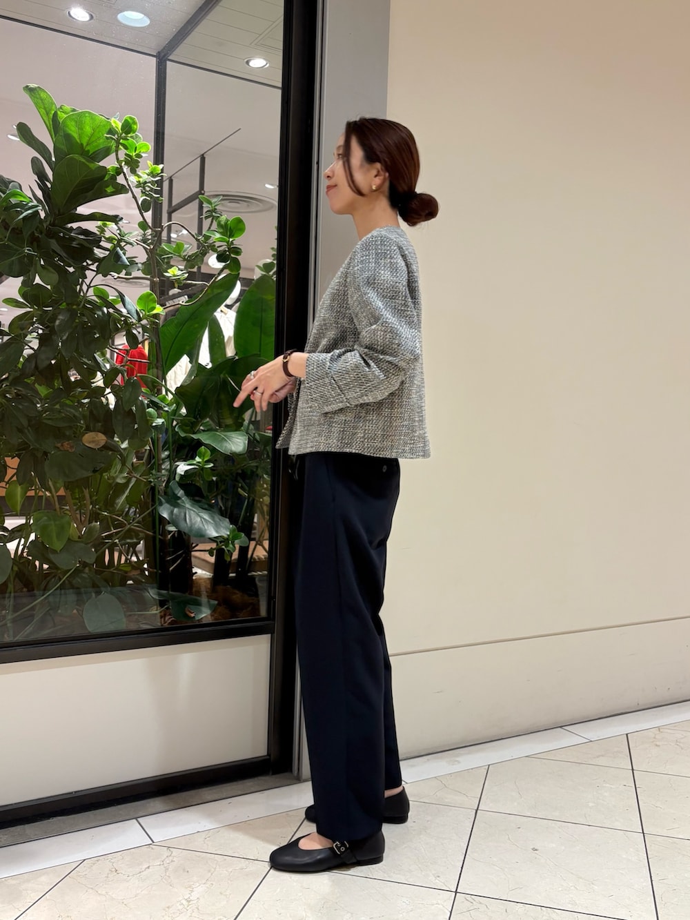 ブラック系のノーカラージャケット、ブルー系のその他パンツ、ブラック系のバレエシューズを着用したレディースの冬コーディネートの4枚目の写真