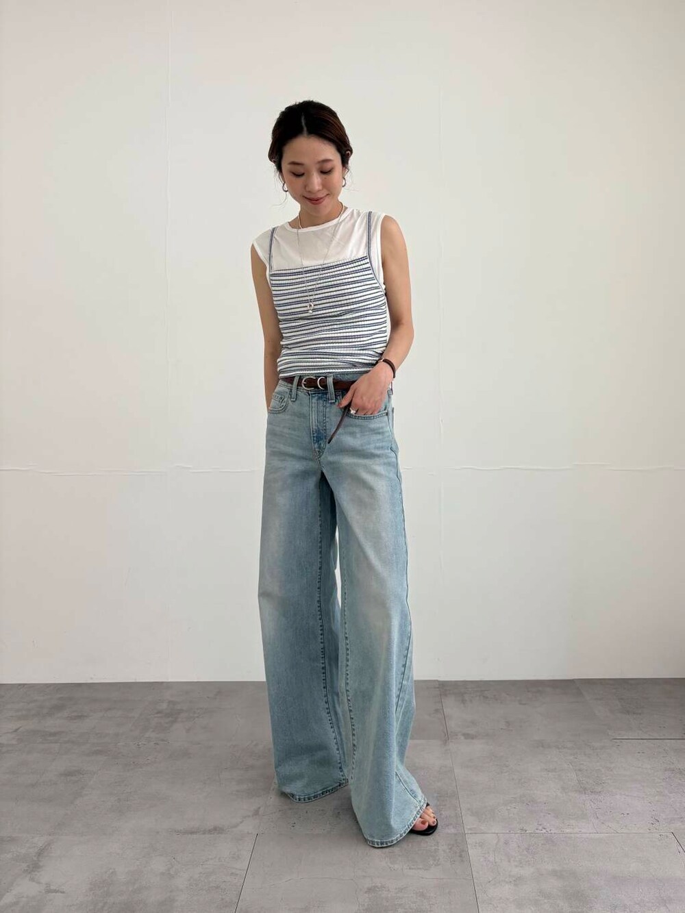 ホワイト系のTシャツ/カットソー、ブラウン系のかごバッグ、その他のキャミソールを着用したレディースの夏コーディネートの9枚目の写真