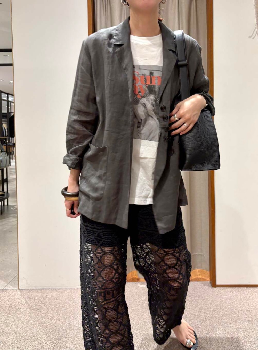 グリーン系のその他アウター、その他のTシャツ/カットソー、ブラウン系のヘアバンドを着用したレディースの春コーディネートの5枚目の写真