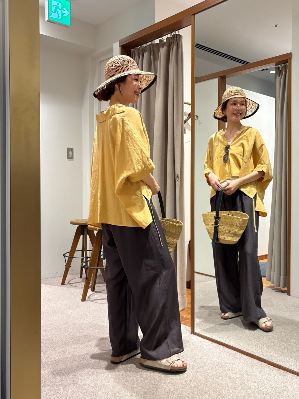 グレー系のその他パンツ、ベージュ系のシャツ/ブラウス、ベージュ系のサンダルを着用したレディースの夏コーディネートの4枚目の写真