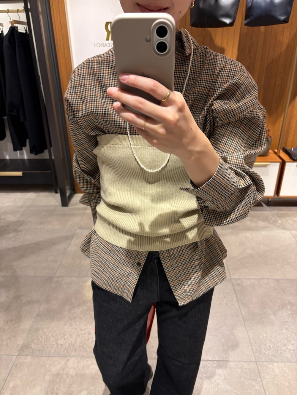 その他のシャツ/ブラウス、ベージュ系のニット/セーター、ブラック系のデニムパンツを着用したレディースの秋コーディネートの8枚目の写真