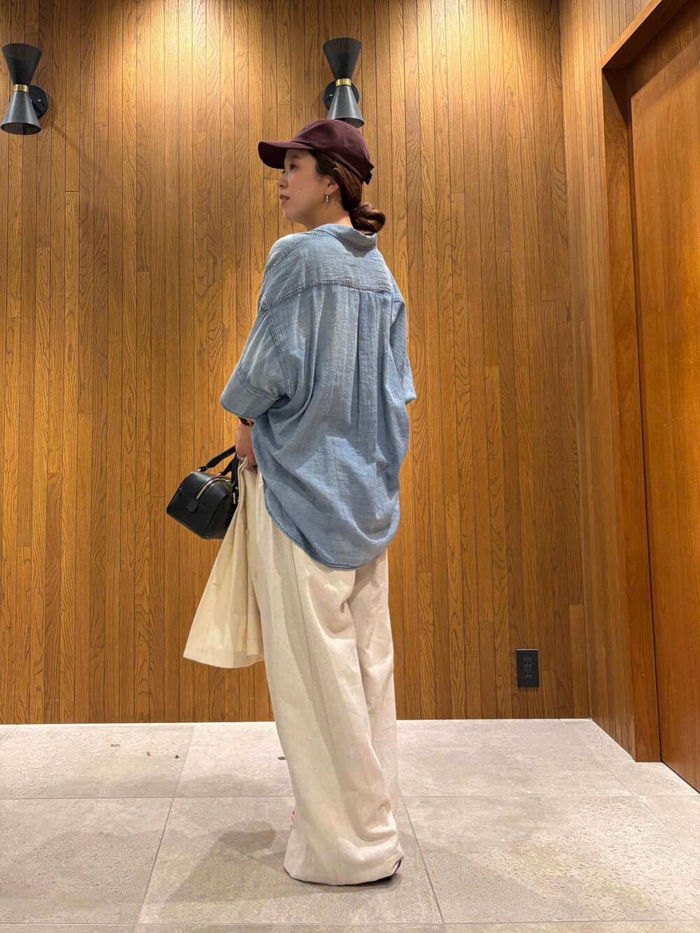 ホワイト系のその他パンツ、ブルー系のシャツ/ブラウス、ブラック系のサンダルを着用したレディースの春コーディネートの7枚目の写真